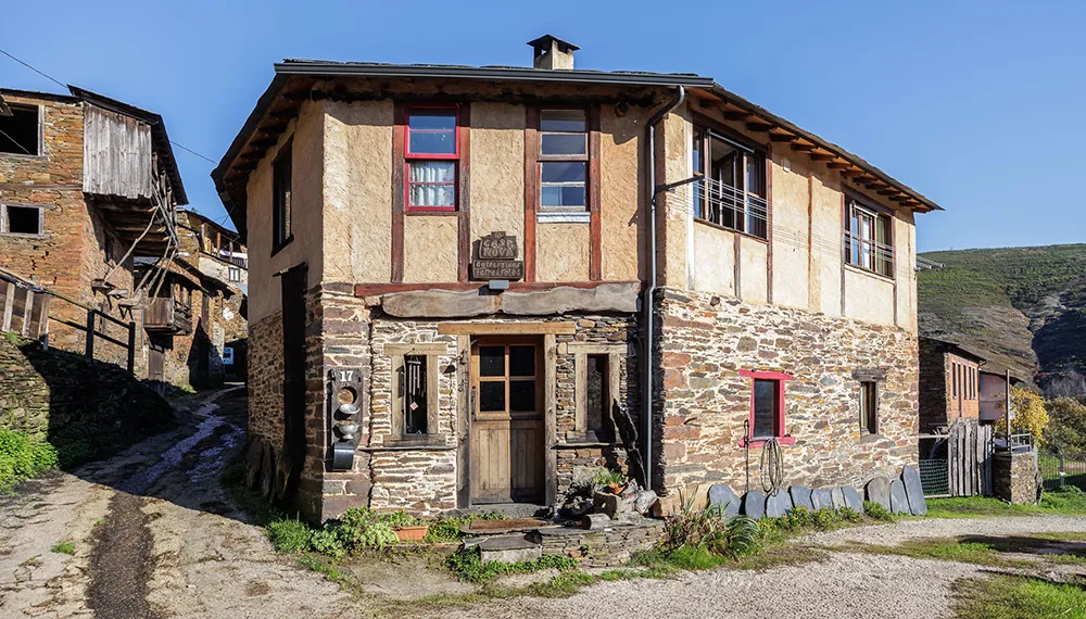 2127-casa-y-alpendres-en-parada-dos-montes