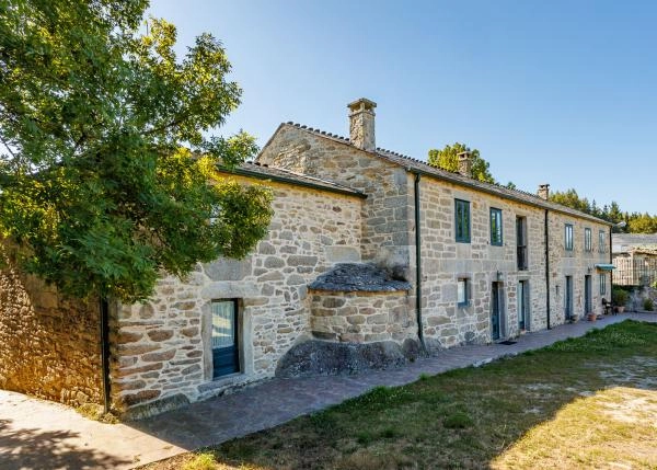https://backend.grupocountryhomes.com53-GCH-1059-Guitiriz-casa-rural-piedra-ventanas-puertas-verdes-64ff37afc56c8