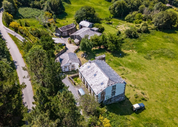 18-GCH-1111-Cerdriz-aldea-rural-conjunto-casas-dron-64f87015d149f