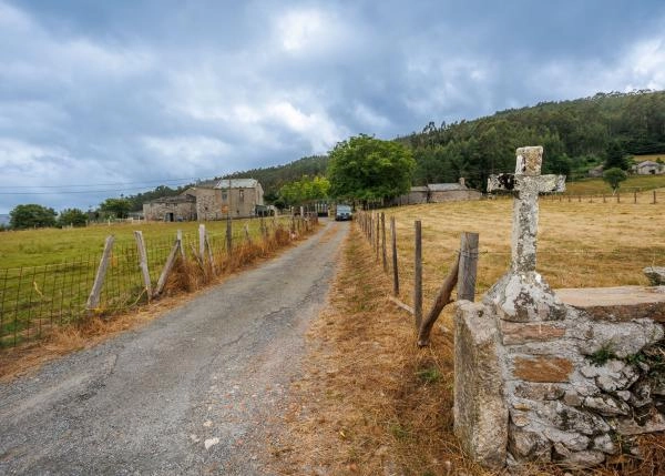 Galicia, Lugo, Ourol, casa de campo, entrada carretera con cruceiro