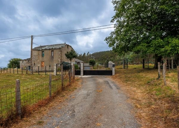 Galicia, Lugo, Ourol, casa de campo, entrada carretera