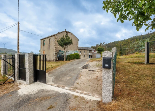 Galicia, Lugo, Ourol, casa de campo, entrada al pueblo