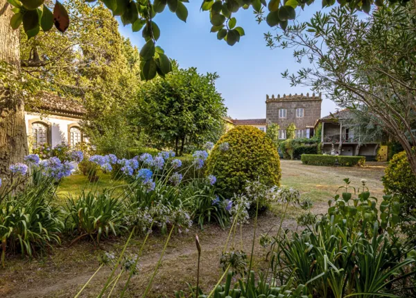 Galicia, Pontevedra, Pazo Parda, Casa de campo desde jardines                        