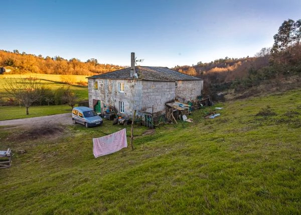 Galicia, Lugo, Castroverde, casa de campo, vista desde colina