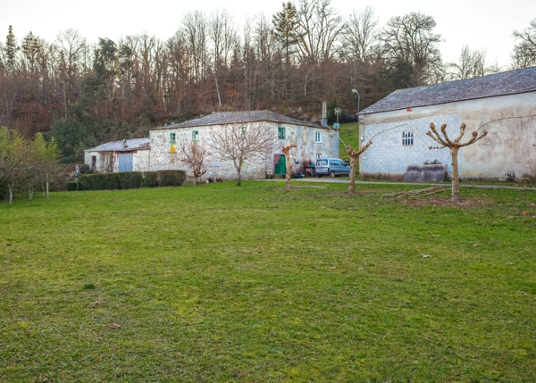 Galicia, Lugo, Castroverde, casa de campo, pajares desde finca