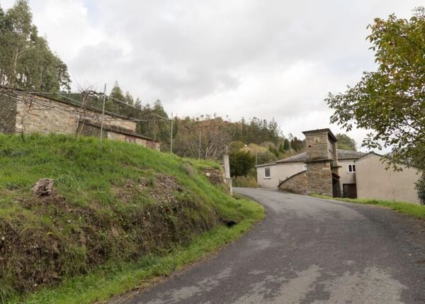 1230- Galicia, Lugo; Pontenova, casa de campo, vista desde carretera