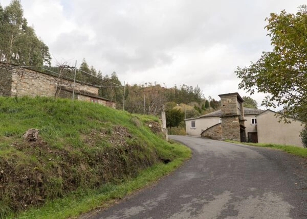 Galicia, Lugo; Pontenova, casa de campo, vista desde carretera