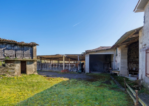 1255- Galicia, Coruña, Abegondo, granja, patio