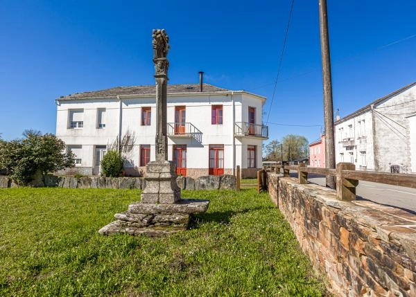 Galicia, Lugo, Roupar, casa de campo, con cruceiro