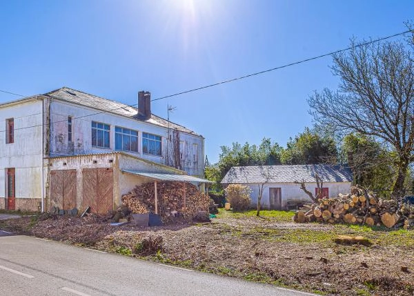Galicia, Lugo, Roupar, casa de campo, parte detras de casas 1