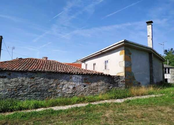 1319-Galicia, Lugo, Ligonde, Casa de campo vista lateral patio