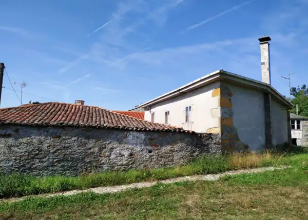 1319-Galicia, Lugo, Ligonde, Country house, side view patio