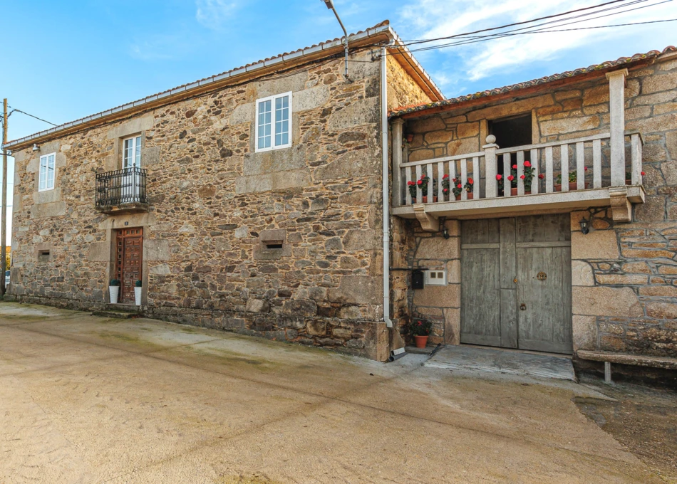 1331- Galicia, Lugo, Antas de Ulla, country house, street-view 2