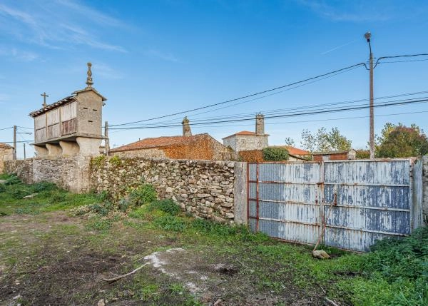 Galicia, Lugo, Antas de Ulla, grainstore over wall
