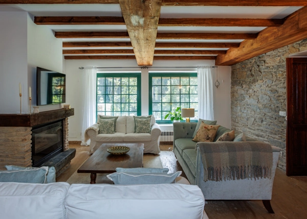 GCH-1337-salon-vigas-madera-chimenea