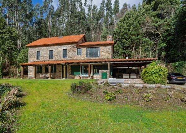 GCH-1337-fachada-porche-aparcamiento