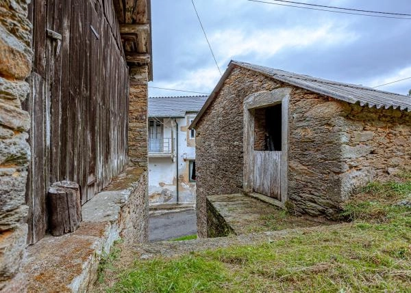 Galicia, Lugo, Gondaisque, casa de campo, pajares en frente casa