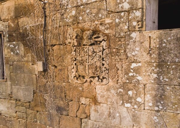 1363- Galicia, Pontevedra, Lalin casa de campo, escudo heraldicos