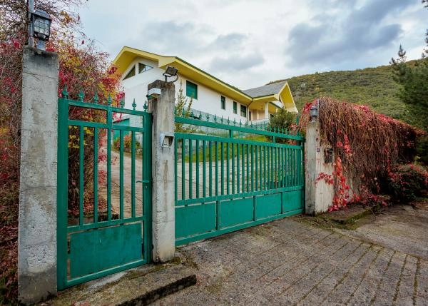 Leon, El Bierzo, country house. main gate