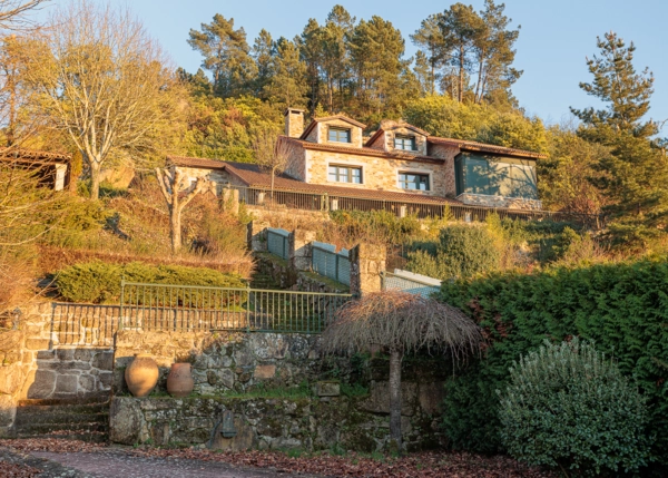 1465-Galicia, Ourense,Catasol, casa de campo, vista desde carretera