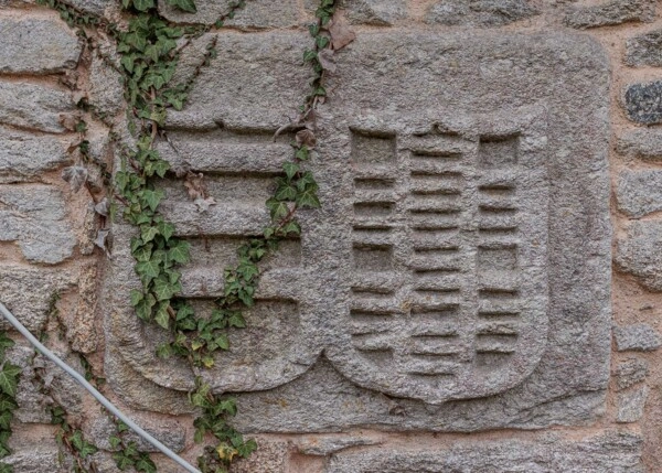 1448-Galicia, Lugo, Outeiro de Rei, casa de campo, escudos nobiliarios