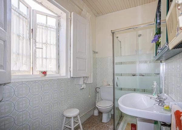 1465-Galicia, Pontevedra, Gaxate, casa de campo bathroom 
