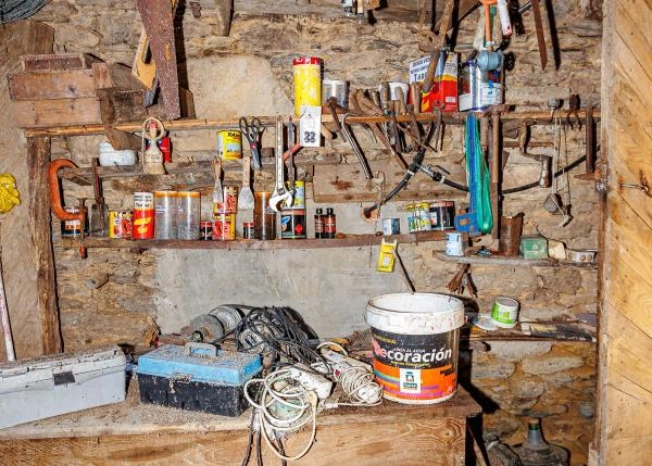  Galicia, La Coruña, As Pontes, Country house workshop