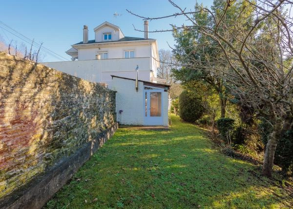 Galicia, Lugo, Castro de Rei, chalet, lateral view 2