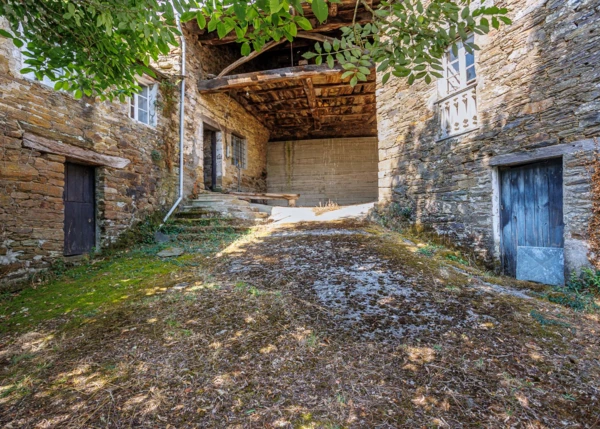 1577-Asturias, La Muria, casa de campo, patio 1