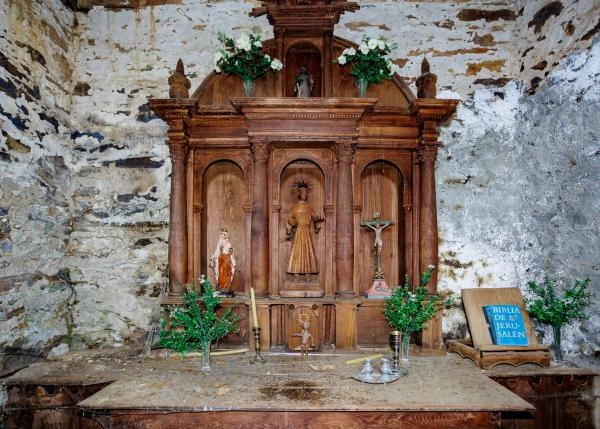 Asturias, La Muria, pueblo, capilla retablo