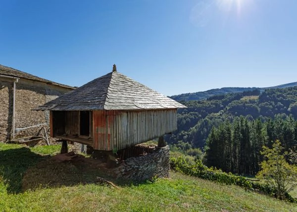 1605-Galicia, Lugo, Fonsagrada, casa de campo, Horreo Asturiano