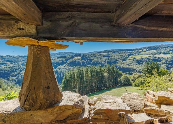 1605-Galicia, Lugo, Fonsagrada, casa de campo, vista desde debajo de horreo