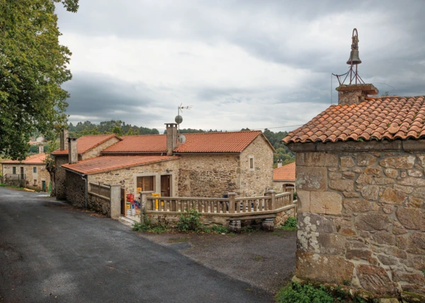 1612-Galicia, Pontevedra, A Golada, casa de campo, vista desde carretera