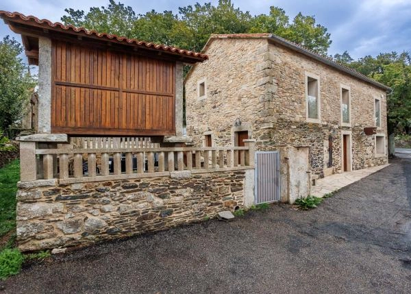 Galicia, Pontevedra, A Golada, casa de campobar con horreo