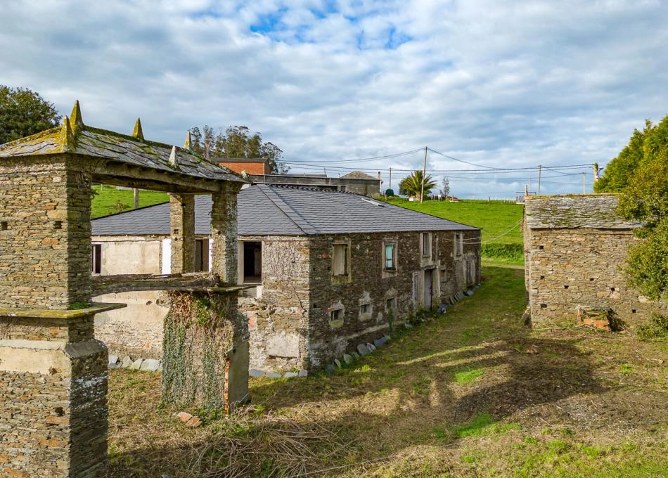 Galicia, Lugo, Barreiros, casa de campo arial view 1