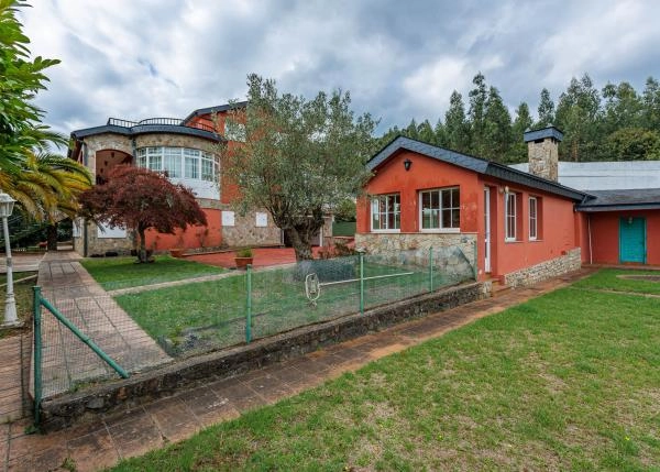 Galicia, La Coruña, Santiago, chalet, exterior with pool house