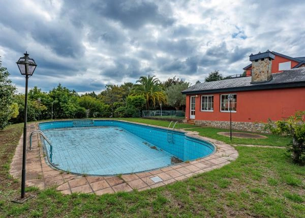 Galicia, La Coruña, Santiago, chalet, sports area with pool