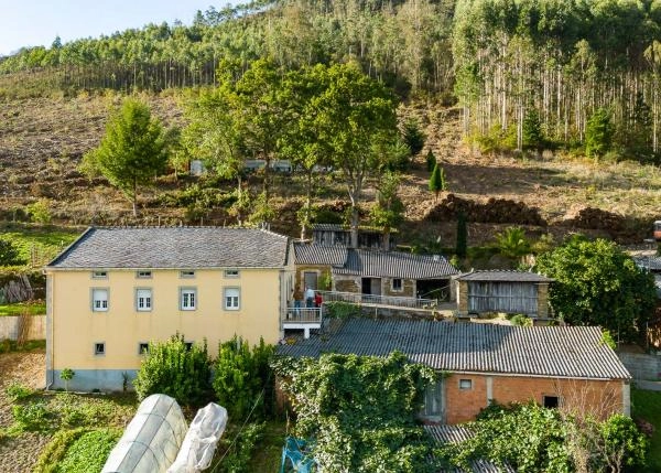 Galicia, Lugo, A Pontenova, casa de campo, vista area