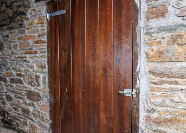 Asturias, Ibias, casa rural, puerta al bajo 1