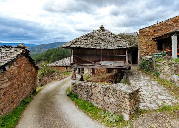 Asturias, ibias, casa rural vista, horreo desde calle 1