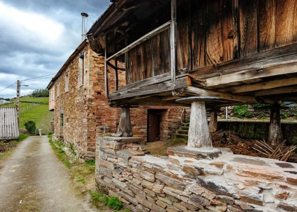 Asturias Ibias, casa principal, horreo y casa
