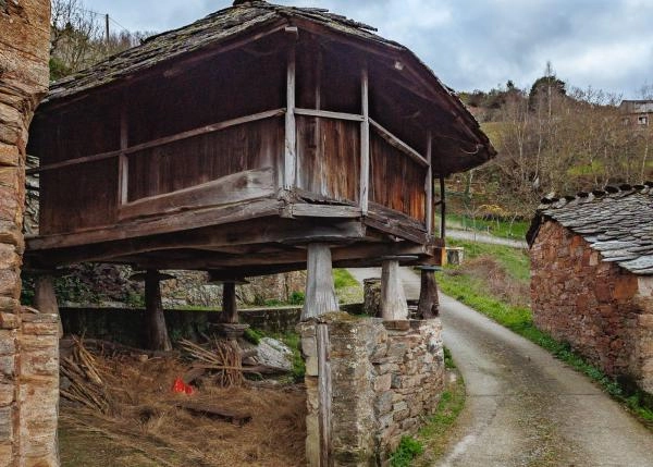 Asturias, Ibias, casa rural, horreo desde calle 2