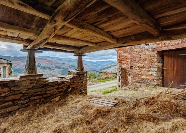 Asturias, Ibias, casa rural, debajo de horreo 1