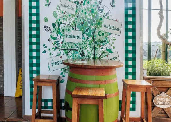  Galicia, La Coruña, Melide, Restaurante, mesa barril 8