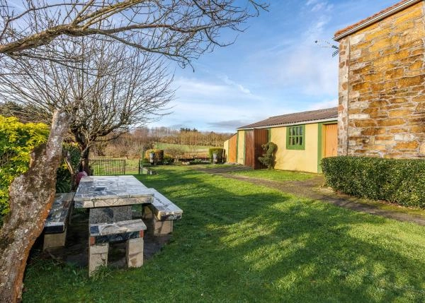 Galicia, Lugo, Taboada, casa de campo, mesa de jardin