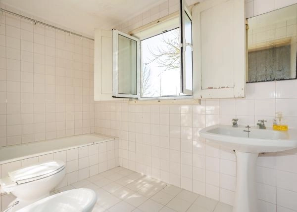 Portugal, Viana do Castelo, Quinta, employees house, bathroom 1