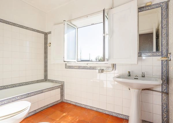 Portugal Viana do Castelo, Quinta, employees house, bathroom 2