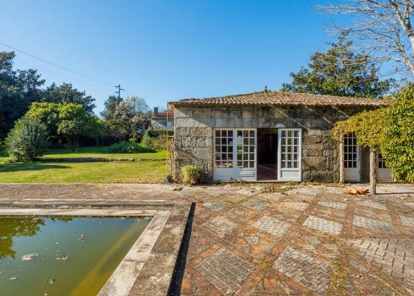 Portugal Viana do Castelo, Quinta, pool of Quinta 