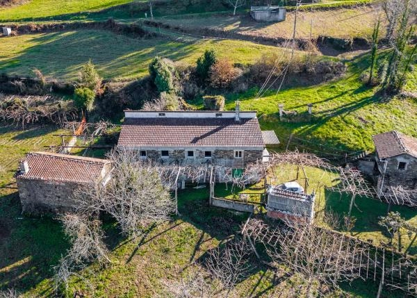  Galicia, Pontevedra, Vila de Cruces, casa de campo, vista arial 3