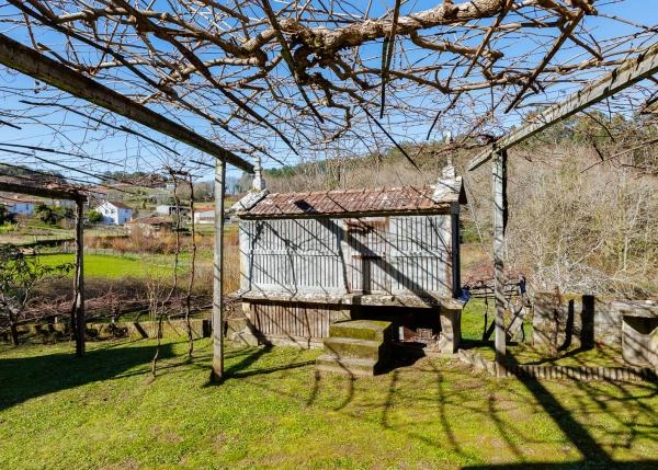 Galicia, Pontevedra, Vila de Cruces, Country house, grainstore and vines 2